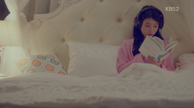 Cindy (IU) reading Demian in 2015 Korean drama The Producers 프로듀사