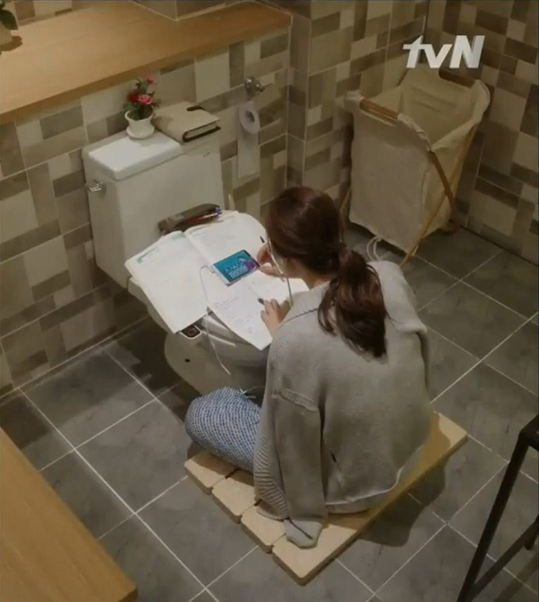 Ha No-ra (Choi Ji-woo) studying for her exam in the toilet at night in 2015 Korean drama Twenty Again