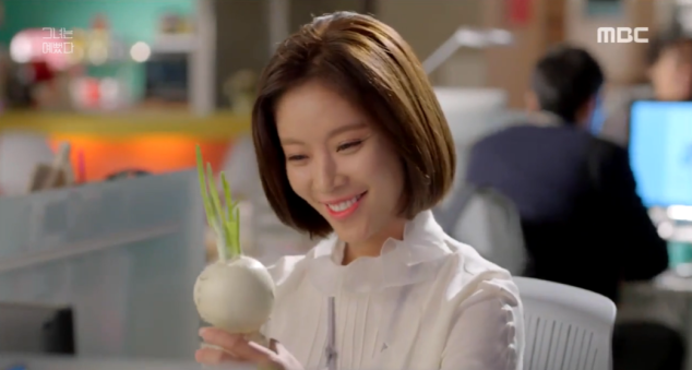 Kim Hye-jin (Hwang Jung-eum) (post-makeover) holding onion head in 2015 Korean drama She Was Pretty